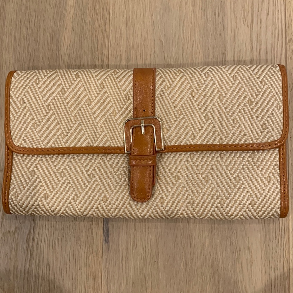 Straw-like Clutch